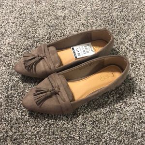 Size 8 fringe bow neutral flats